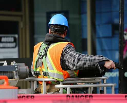 CASSAZIONE: È OBBLIGATORIO L’UTILIZZO DEL CASCO IN CANTIERE?